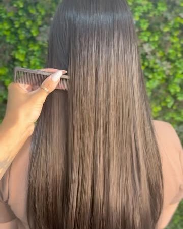 Cabelo castanho liso e com brilho, visto de costas